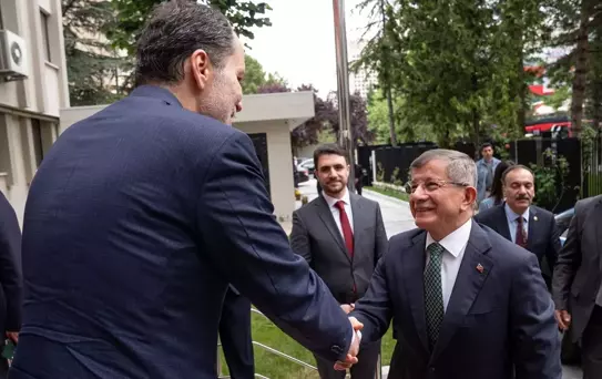 Gelecek Partisi Genel Başkanı Davutoğlu, Yeniden Refah Genel Başkanı Erbakan'ı ziyaret etti