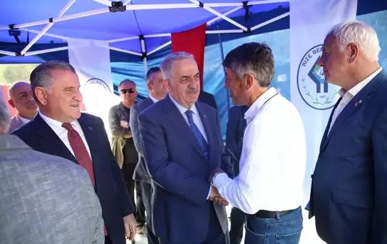 Gençlik ve Spor Bakanı Bak ile AK Parti Genel Başkan Yardımcısı Yazıcı, Rize'de vatandaşlarla bayramlaştı