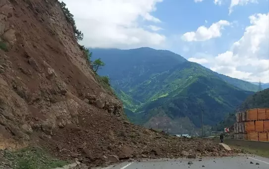 Gümüşhane'de Heyelan Ulaşımı Etkiledi