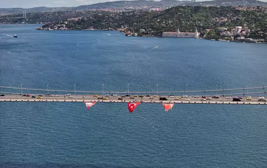 İstanbul Boğazı'ndaki köprülere Türk bayrağı asıldı