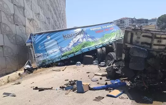 İzmir'de Tır Viyadükten Düştü