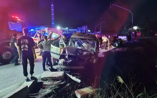 İzmir'de Trafik Kazaları: 1 Ölü, 15 Yaralı