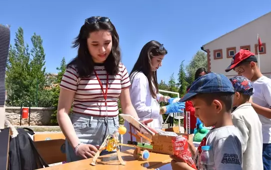 KMÜ Öğrencileri Köy Okullarında Bilim Eğlencesi Düzenledi
