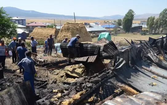 Sarıkamış'ta Yangın: Bir Ev ve İki Samanlık Yandı