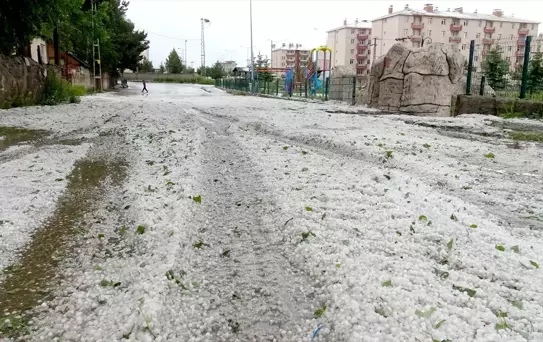 Kars'ta Dolu ve Sağanak Yağış Etkili Oldu