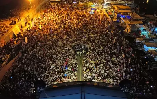 Zeynep Bastık Kaş Festivali'nde Coşturdu