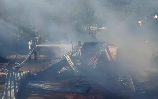 Cide'de Yangın: İki Ev Küle Döndü