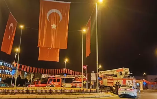 Kayseri'de 'Terörsüz Türkiye'ye destek için kentin farklı noktalarına Türk bayrağı asıldı