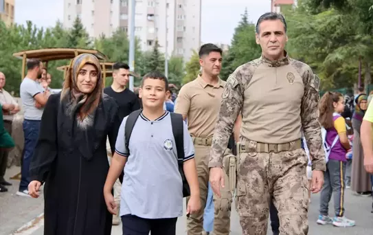 Kayseri Emniyet Müdürü Aydın, şehit çocuklarını makam aracıyla okula götürdü