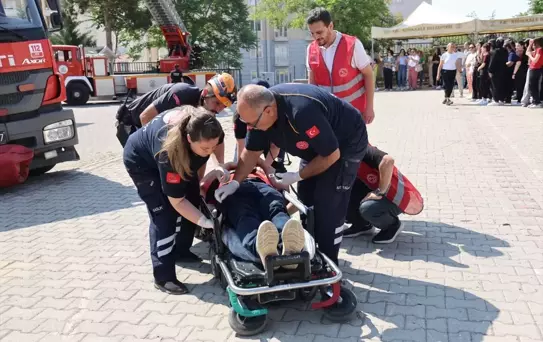 Kırıkkale'de bir okuldaki yangın ve tahliye tatbikatı gerçeği aratmadı