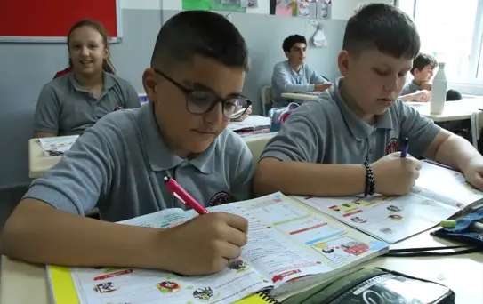 10 Yaşındaki Eren, İngilizce Yarışmasında Birinci Oldu