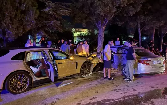 Kartepe'de Otomobil Kazası: 4 Yaralı