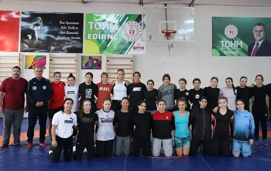 Kosovalı Kadın Güreşçiler Edirne'de Kamp Yapıyor