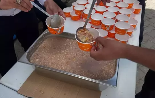 Kovancılar'da Aşure Dağıtımı