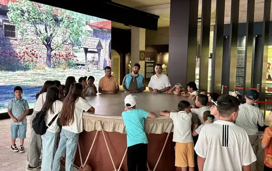 Kırşehir'de Çocuklar Tarihi Mekanları Geziyor