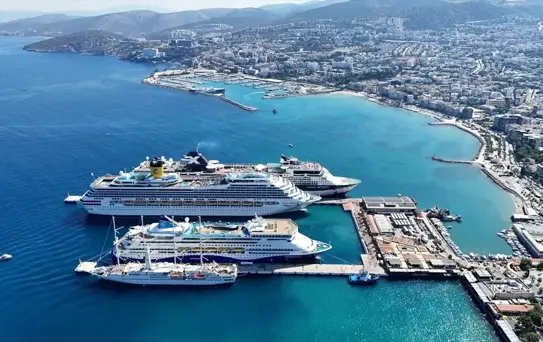 Kruvaziyerlerle Kuşadası'na 6 bin turist geldi