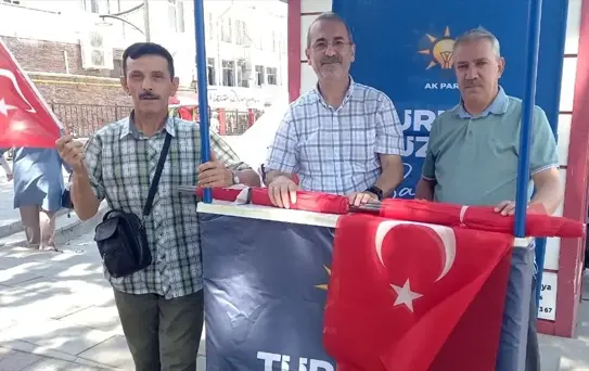Kütahya'da AK Parti Merkez İlçe Başkanlığı vatandaşlara Türk bayrağı hediye etti