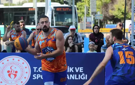 Kayseri'de 3x3 Basketbol Turnuvası Devam Ediyor