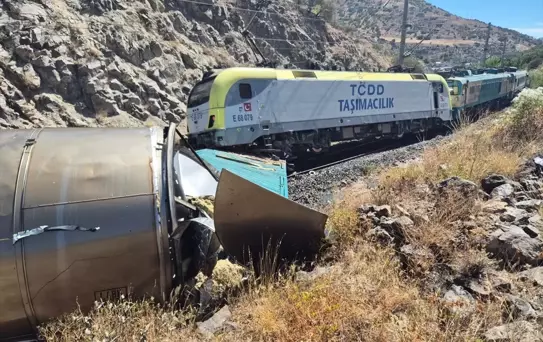 Hekimhan'da İki Yük Treni Çarpıştı