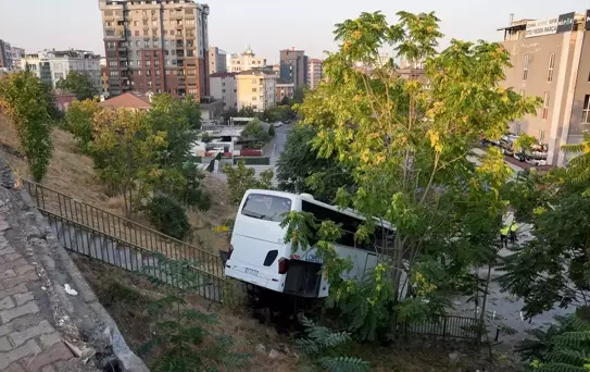 Maltepe'de Servis Otobüsü Kaza Yaptı