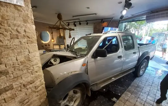 Pikap otomobile çarparak mağazaya girdi