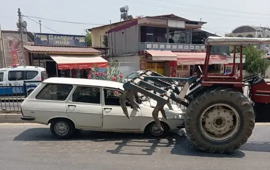 Tarsus'ta Traktöre Çarpan Otomobilde 2 Yaralı