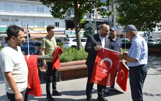 MHP'den 30 Ağustos'ta Bayrak Dağıtımı