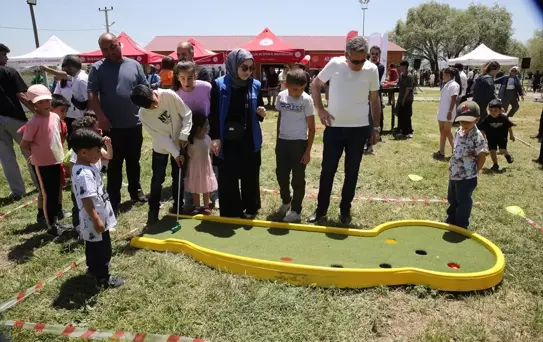 Muş'ta çocuklar Büyük Aile Festivali'nde doyasıya eğlendi