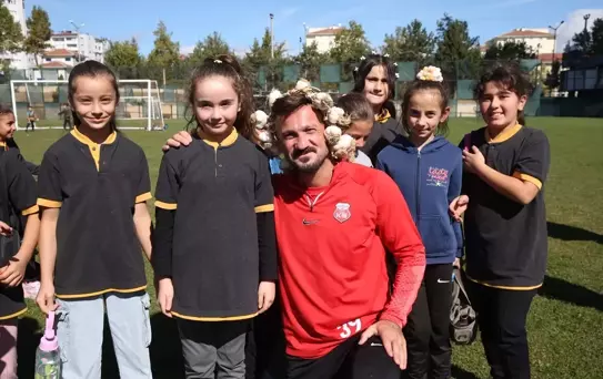 Öğrencilerden Futbolculara Sarımsak Tacı