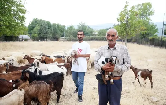 Yangında Evleri Yanan Aile Oğlakları İçin 9 Km Yürüdü