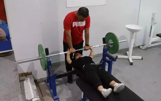 Paralimpik sporcu yüzmedeki başarısını halterde de sürdürmek istiyor
