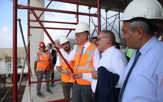 Sağlık Bakanı Memişoğlu, Rize Şehir Hastanesi inşaatında incelemede bulundu Açıklaması