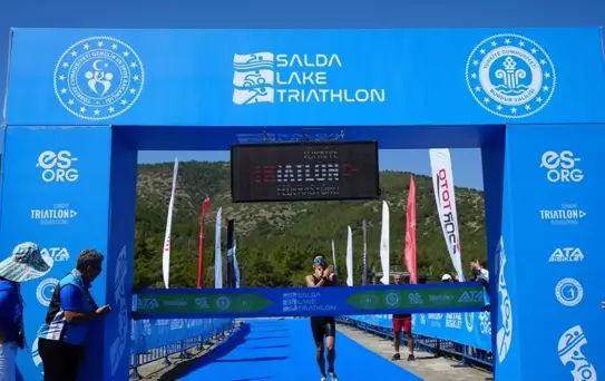 Salda Gölü'nde Triatlon Yarışması