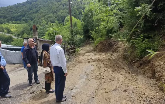 Samsun'da Heyelan: Yol Ulaşıma Kapandı