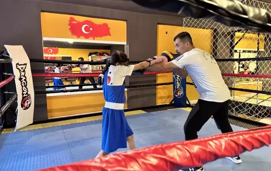 Siirtli 11 yaşındaki Eylül, boksta şampiyon babasının izinden gidiyor