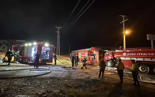 Sivas'ta Ahşap Fabrikasında Yangın