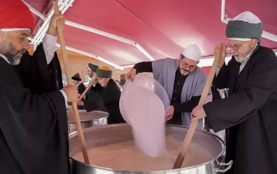 Sümbül Efendi Merkez Tekkesi'nde 10 bin kişilik aşure kaynatıldı