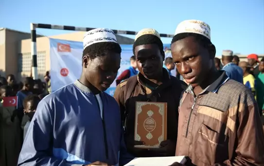 Mozambik'te Kur'an Dağıtımı