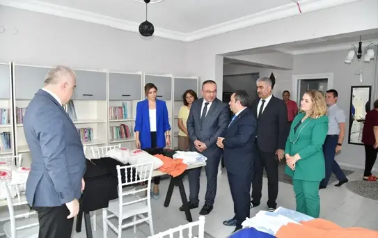 Çocuklara Yeni Kıyafetler Hediye Edildi