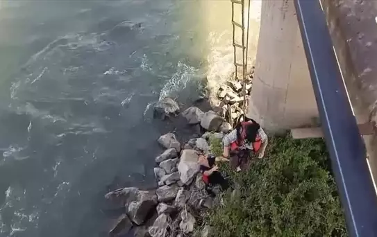 Kelkit Çayı'nda Mahsur Kalan Kadın Kurtarıldı