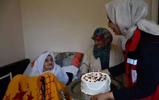 106 Yaşında: Hatice Oskay'ın Doğum Günü Kutlandı