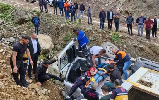 Araklı'da Kamyon Devrildi, Sürücü Yaralandı