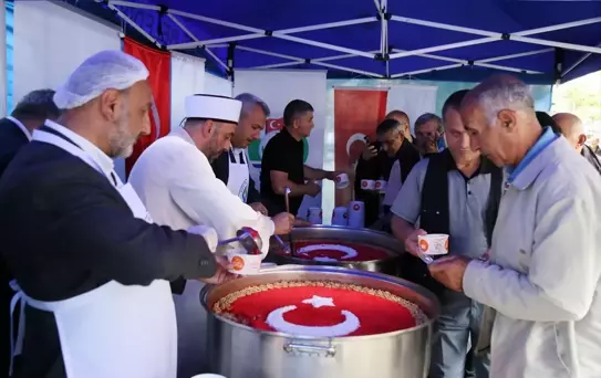 Trabzon, Rize ve Giresun'da vatandaşa aşure ikram edildi