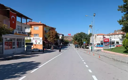 Uğurludağ'da Güvenli Trafik İçin Yol Çizgileri Yenileniyor