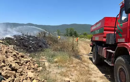 Akçakoyun Köyü'nde Çöplük Yangını Kontrol Altına Alındı