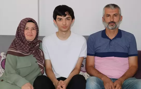 YKS'de Türkiye 10'uncusu Olan Öğrenci Başarısını Paylaştı