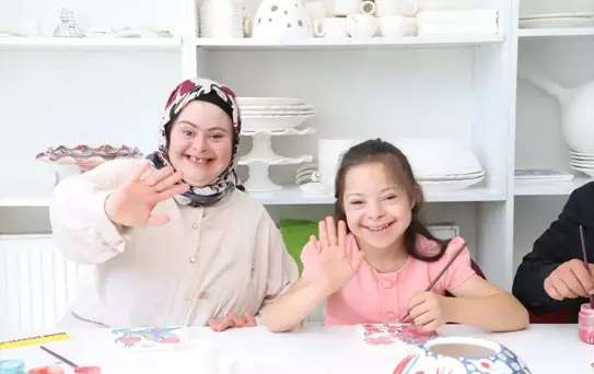 Özel Öğrenciler Çini Boyama Kursunda Yeteneklerini Keşfediyor