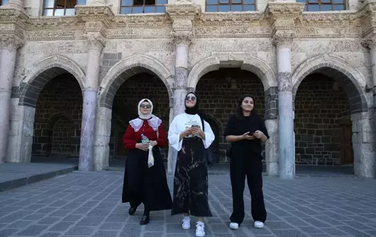 Gençler Diyarbakır'da Tatil Yapıyor