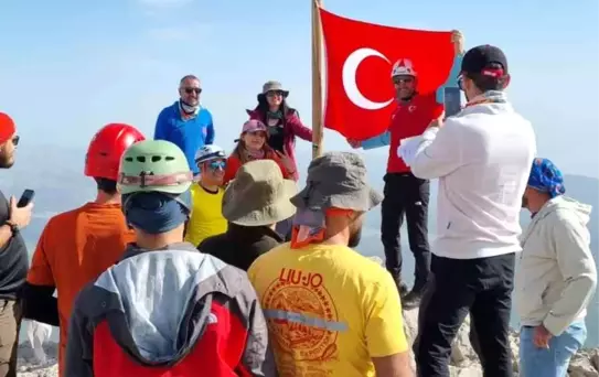 Kırşehirli Dağcılar Dedegöl Zirvesi'ne Tırmandı