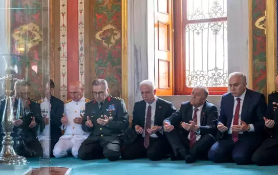 Fatih Sultan Mehmet Han'ın fethin 572'inci yıldönümünde kabri başında dualarla anıldı